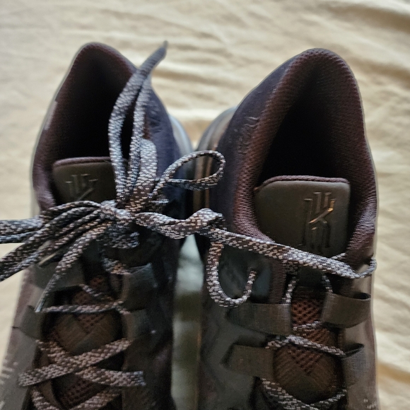 Nike Kyrie Flytrap 5 Men's Shoes. New Without Box. - Picture 2 of 9